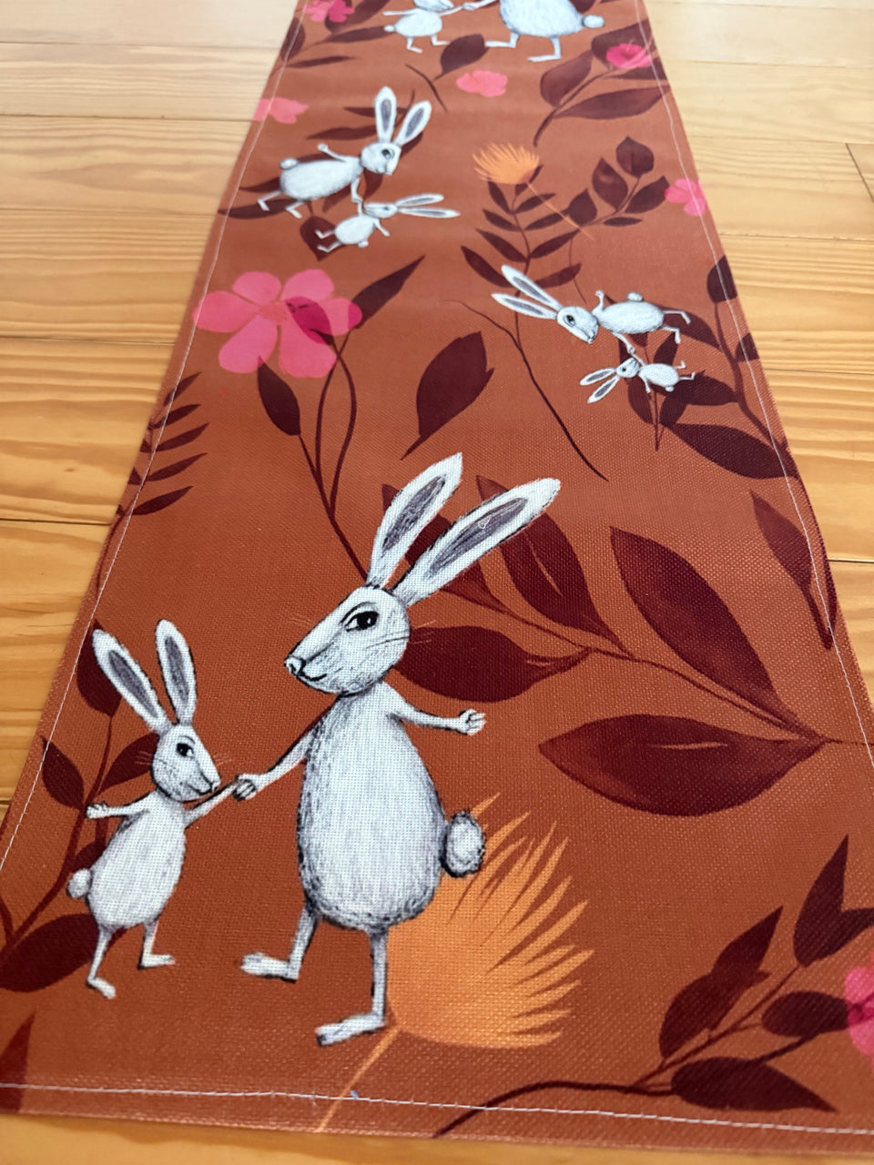Caminho de Mesa Coelhos Ocre